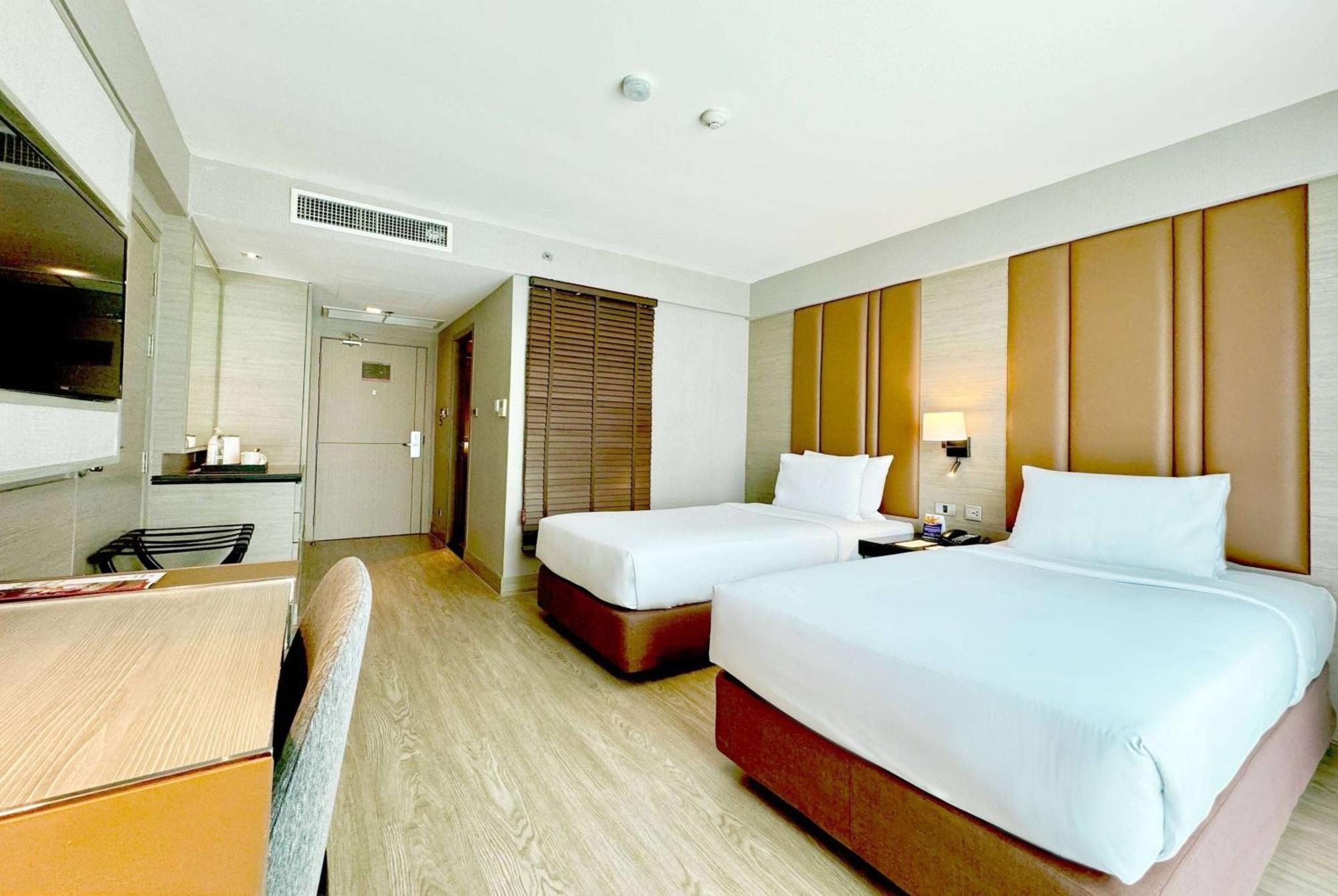 Hotel Ramada By Wyndham Bangkok Sukhumvit 11 Exterior foto