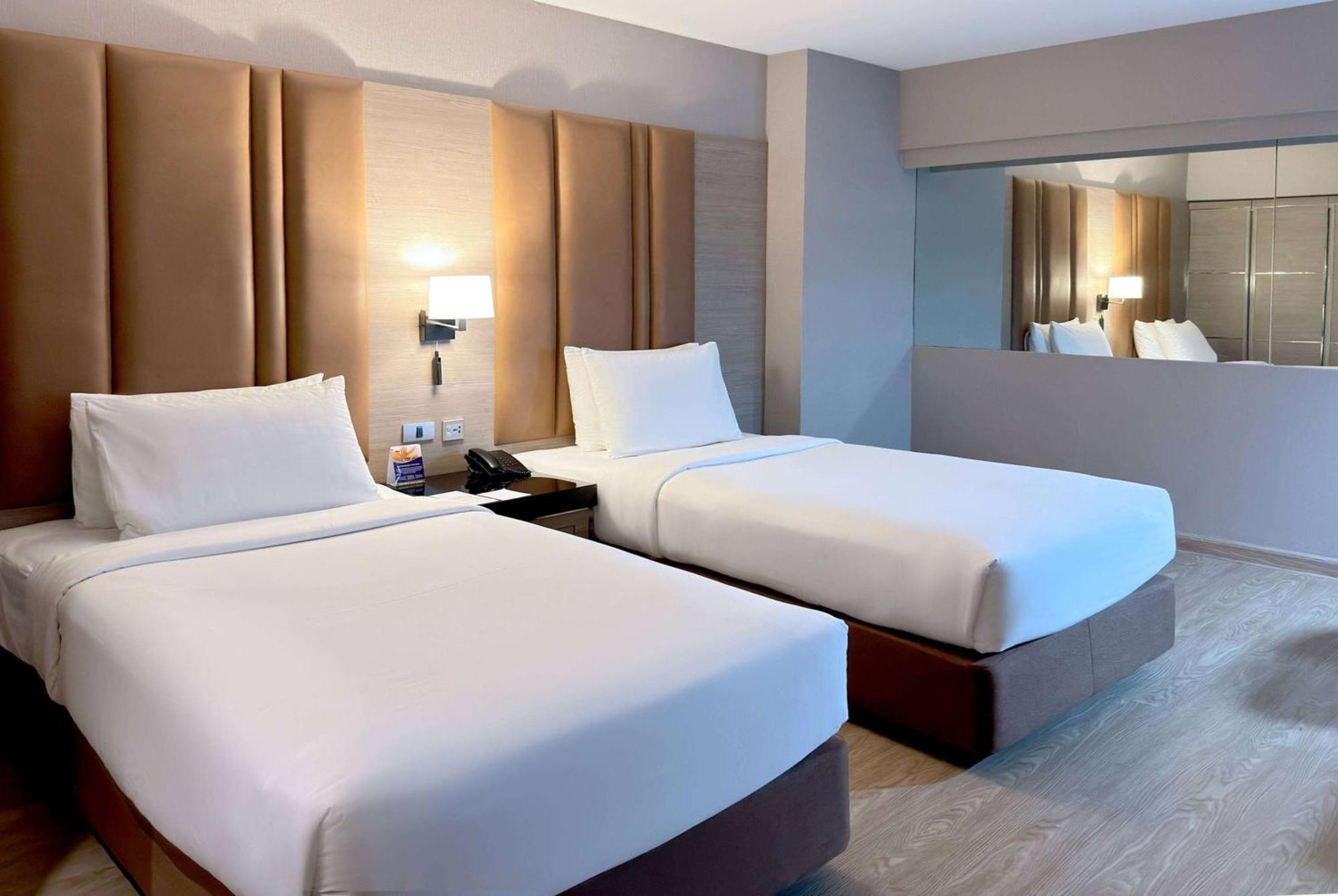Hotel Ramada By Wyndham Bangkok Sukhumvit 11 Exterior foto