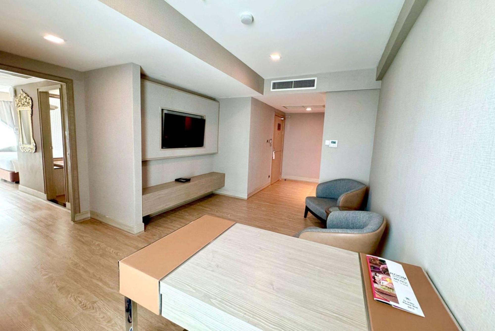 Hotel Ramada By Wyndham Bangkok Sukhumvit 11 Exterior foto