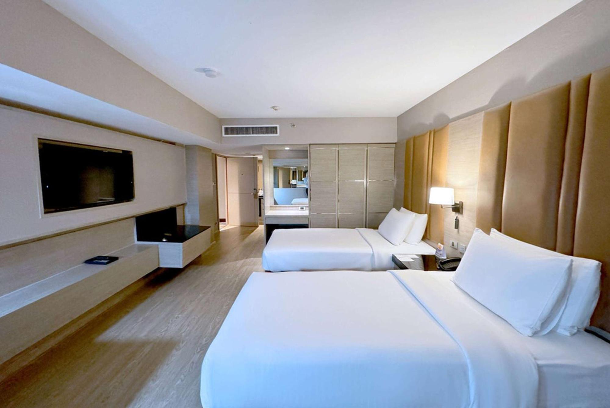 Hotel Ramada By Wyndham Bangkok Sukhumvit 11 Exterior foto