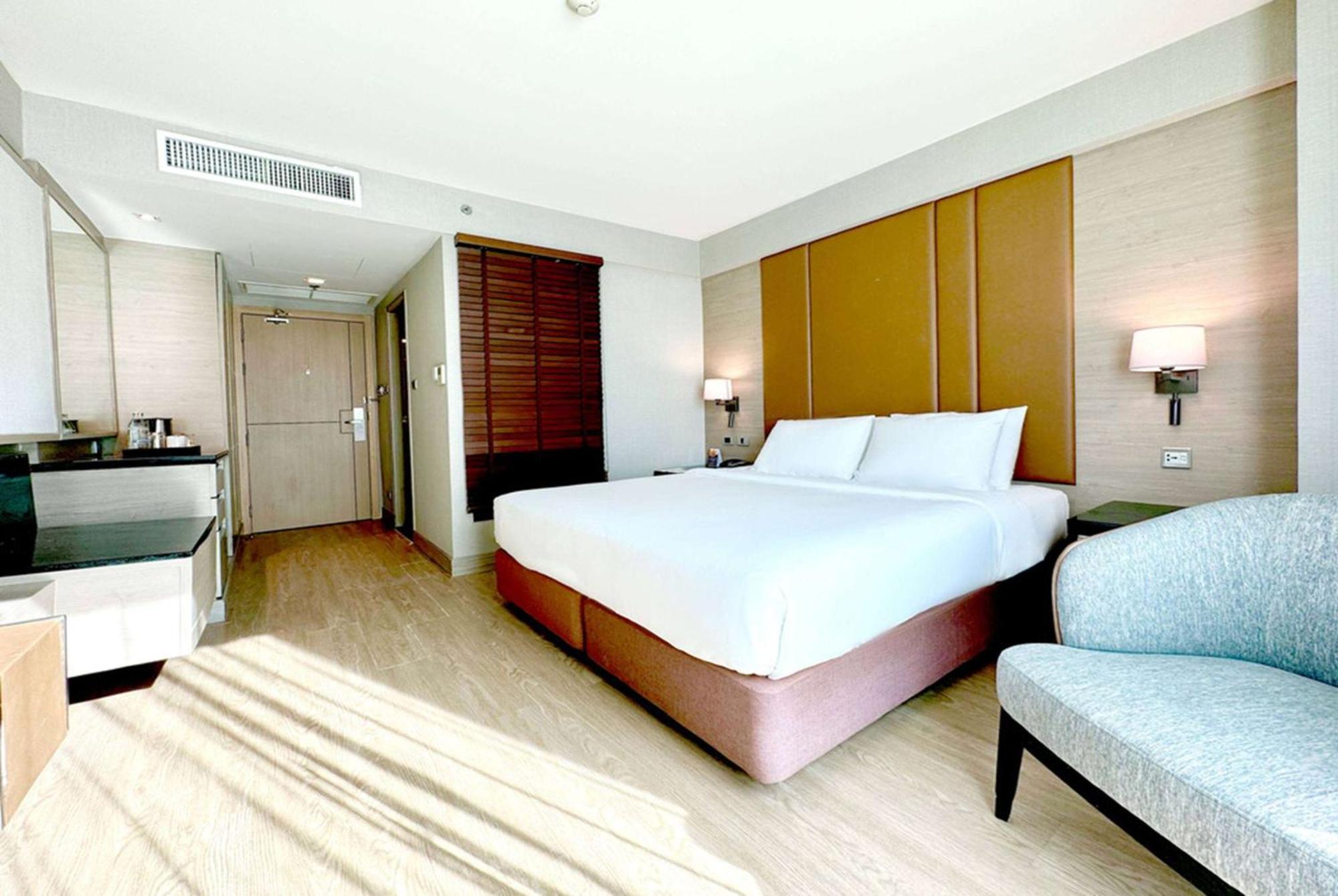 Hotel Ramada By Wyndham Bangkok Sukhumvit 11 Exterior foto