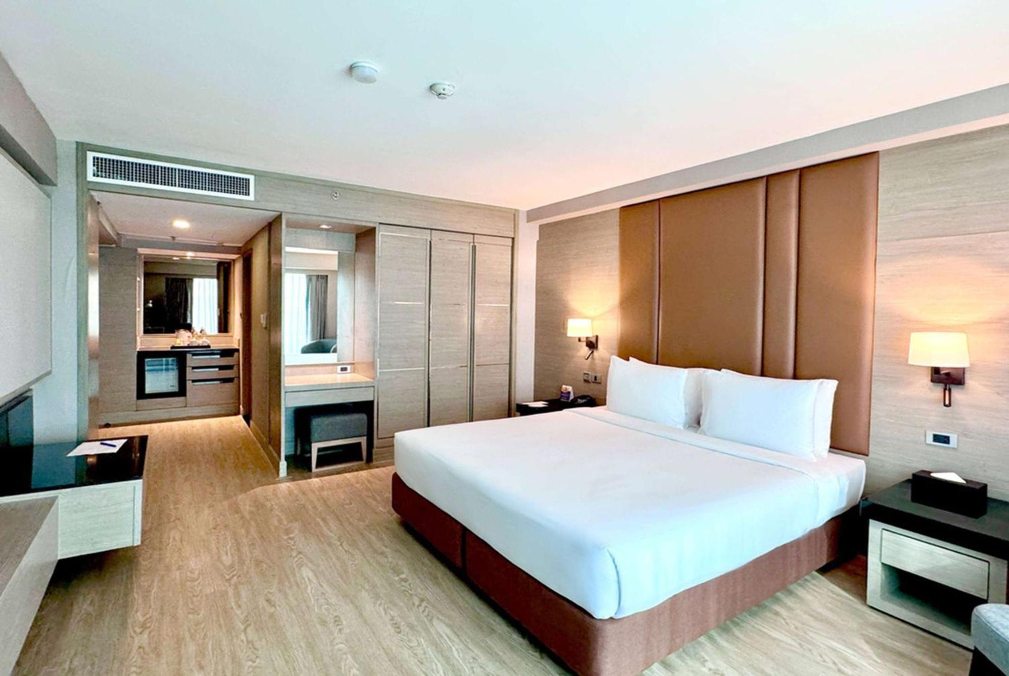 Hotel Ramada By Wyndham Bangkok Sukhumvit 11 Exterior foto