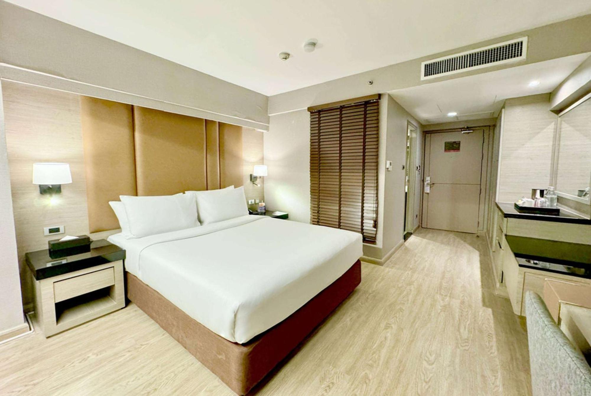 Hotel Ramada By Wyndham Bangkok Sukhumvit 11 Exterior foto