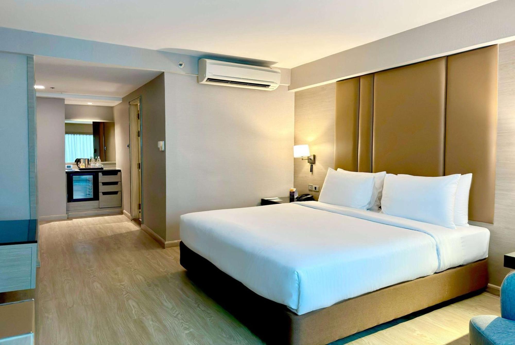 Hotel Ramada By Wyndham Bangkok Sukhumvit 11 Exterior foto