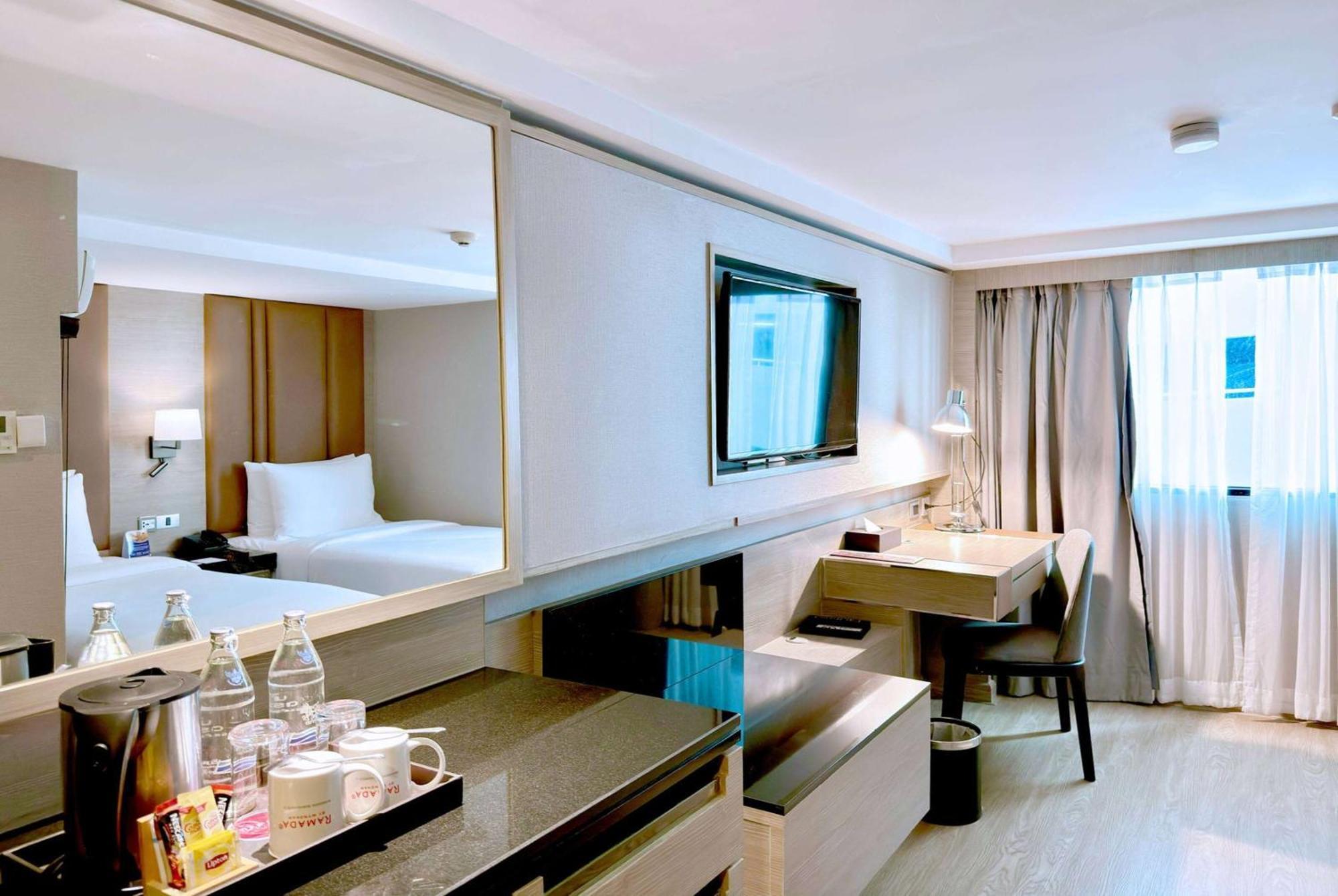 Hotel Ramada By Wyndham Bangkok Sukhumvit 11 Exterior foto