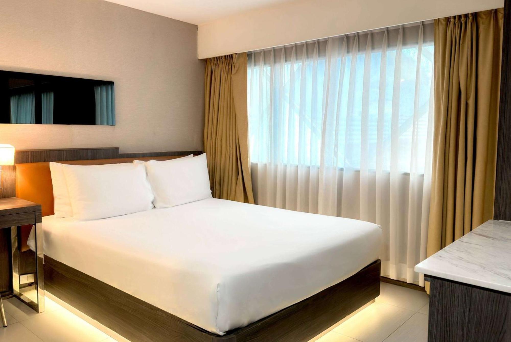 Hotel Ramada By Wyndham Bangkok Sukhumvit 11 Exterior foto