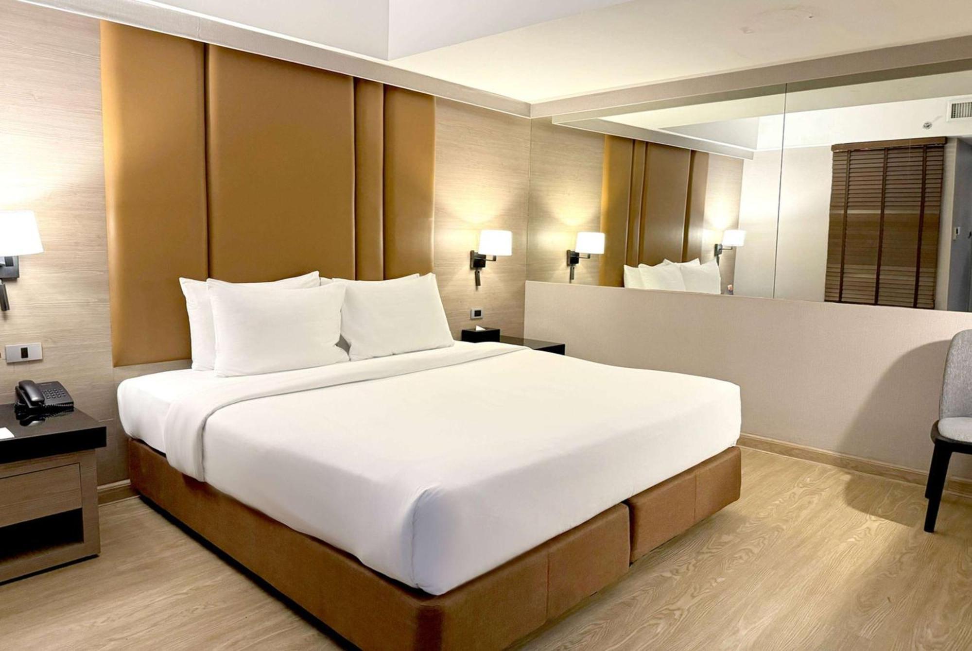 Hotel Ramada By Wyndham Bangkok Sukhumvit 11 Exterior foto