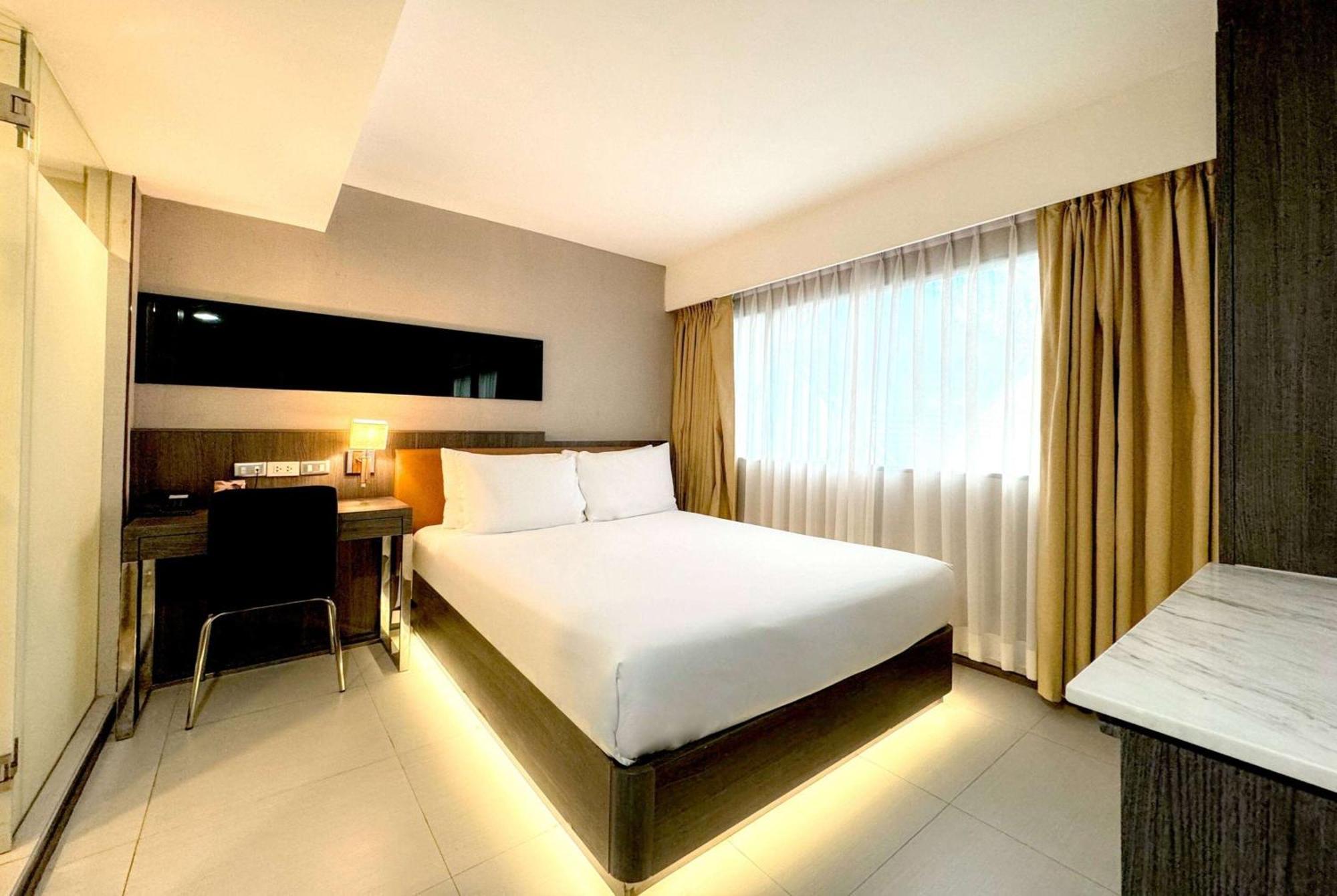 Hotel Ramada By Wyndham Bangkok Sukhumvit 11 Exterior foto