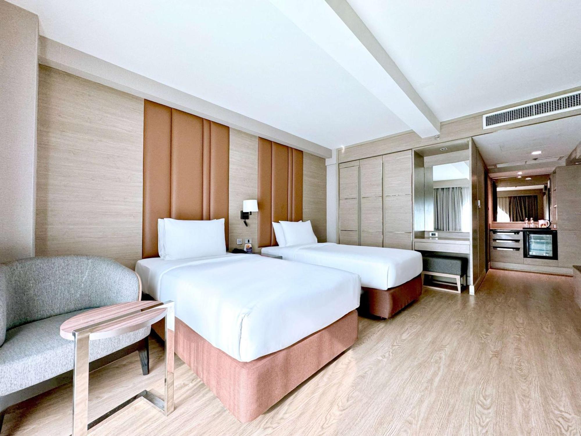 Hotel Ramada By Wyndham Bangkok Sukhumvit 11 Exterior foto